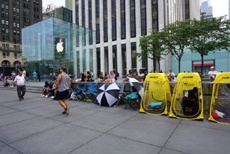 Фанаты iPhone заняли очередь перед магазином за неделю до старта продаж