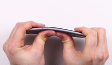 iPhone 6 Plus легко можно согнуть руками