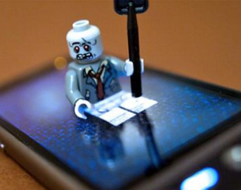 Скандал дня  - антагонист Андроида на тропе войны