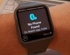 Фото раннего прототипа «умных» часов Motorola с квадратным дисплеем