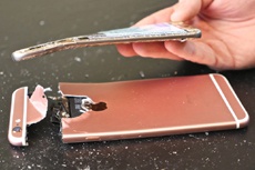 iPhone 6s Plus легче согнуть в кармане, чем Samsung Galaxy S7 edge