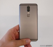 Смартфон OnePlus 5 позирует на «живом» фото