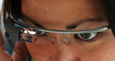 Женщину побили и ограбили за то, что она носит Google Glass