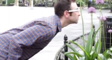 Как будут выглядеть люди, фотографирующие с помощью Google Glass