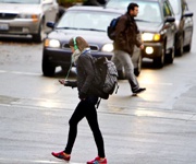 Европейские пешеходы все чаще переходят через дорогу, не отрываясь от телефона