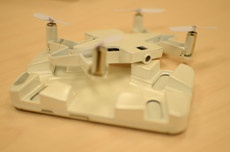 Разработчики представили летающий чехол для смартфона