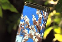 Разработан OLED-дисплей, которым можно обернуть смартфон