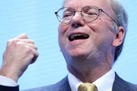 Эрик Шмидт отказался убирать экстремизм из выдачи Google