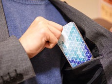 MOOS позволит заряжать iPhone без проводов