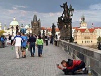 Бездомных в Праге хотят превратить в пункты раздачи бесплатного Wi-Fi