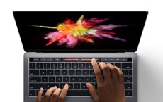 Apple: панель Touch Bar в новых MacBook Pro лучше сенсорных экранов в Windows-ноутбуках
