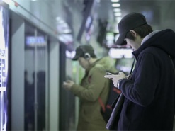 Киноафиши научили раздавать интернет