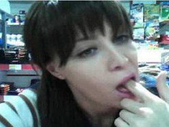 Продавщица вела трансляцию в видеочат для взрослых прямо из-за прилавка