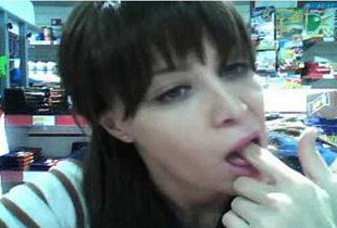 Продавщица вела трансляцию в видеочат для взрослых прямо из-за прилавка