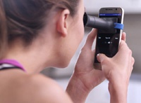 Устройство EyeQue позволяет проверить зрение с помощью смартфона