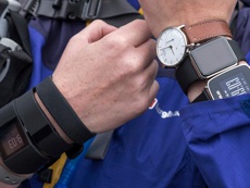 Глава Fitbit считает, что Apple Watch - слишком сложное устройство