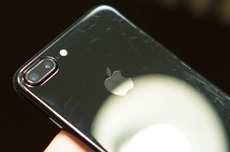 Почему iPhone 7 Plus в цвете «черный оникс» не стоит использовать без чехла