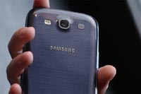 Samsung объяснила свою привязанность к пластмассовым телефонам