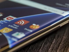 Золотой Samsung Galaxy S8 попал в объектив камеры
