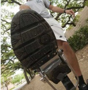 Обувь превратили в зарядку для мобильника