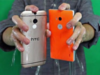 Samsung Galaxy S5, HTC One (M8) и Nokia Lumia 930 были облиты ледяной водой