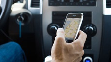 Крупнейшее в истории исследование показало, что 88% водителей используют за рулем мобильные устройства