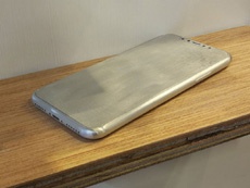 Надежда еще есть: в сеть утекли изображения iPhone 8 со встроенным в дисплей Touch ID