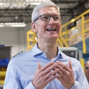 В кармане главы Apple заметили iPhone 8