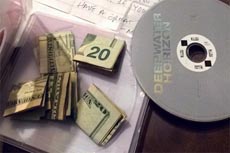 Женщина нашла в коробке из-под прокатного DVD деньги и записку от незнакомца