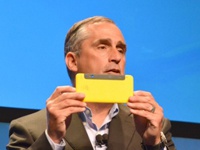 Директор Intel показал прототип смартфона с камерой RealSense