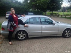 Британец рекламирует "убитый" Mercedes пышными формами жены