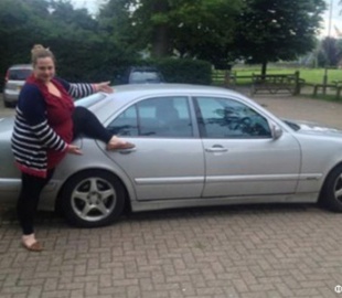 Британец рекламирует "убитый" Mercedes пышными формами жены