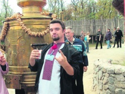 В интернете украинцы меняются гаджетами, одеждой и даже продают девственность