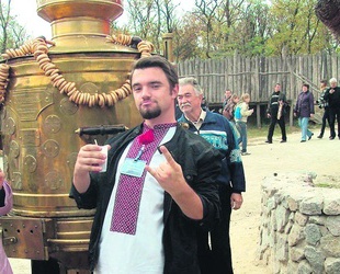 В интернете украинцы меняются гаджетами, одеждой и даже продают девственность