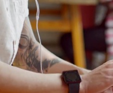 Apple намекнула на существование iWatch в рекламе