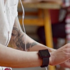 Apple намекнула на существование iWatch в рекламе