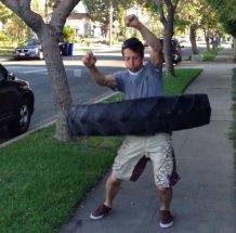 Мужчина, покрутивший на животе покрышку от трактора, стал звездой Youtube