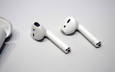 Будут ли AirPods держаться в ушах?