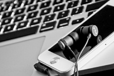 Хакеры «взломали» iPhone через наушники