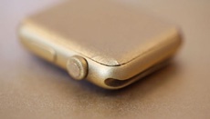 Американец за 10 долларов превращает обычные Apple Watch в золотые