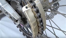 iPhone 6s против цепи кроссового мотоцикла