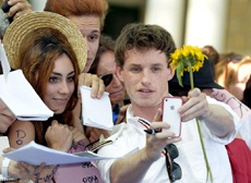 Британский актер больше года назад отказался от iPhone и пользуется кнопочной «звонилкой»