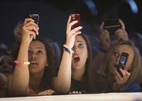 Музыканты просят убрать смартфоны на концертах подальше