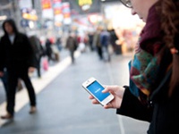 В Калифорнии установили дорожный знак для спасения Facebook-зависимых пешеходов