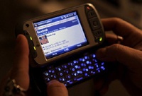 Контакты в мобильнике для пользователя дороже рабочей информации