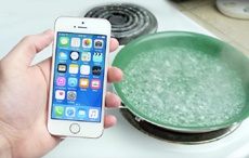 Американец в честь дня рождения Apple сварил iPhone SE в кипящей воде