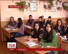 Студенты выложили в Интернет видео, на котором видно, как преподаватель собирает по 100 грн за зачеты