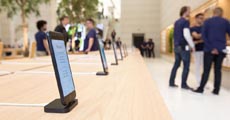 iPhone в Apple Store теперь можно положить в карман — защитных креплений больше нет