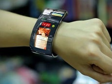 Samsung хочет выпустить гибкий смарт-браслет быстрее, чем Apple