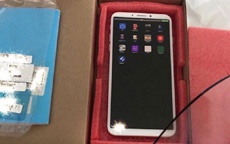 В сеть утекли фотографии прототипа iPhone 8 с необычным дизайном